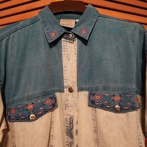 Nuovo 100% Cotton Western Style Shirt. Size Small. Denim with Turquoise trim.